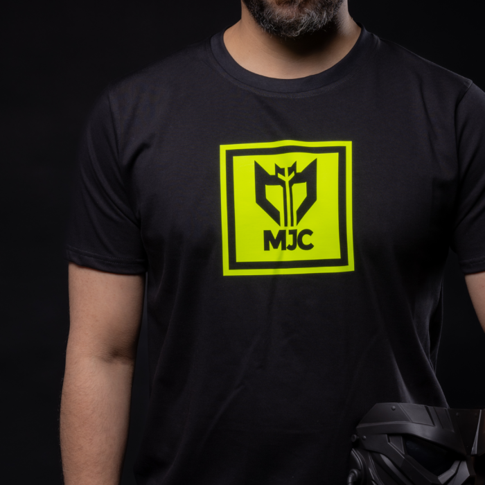 ⁦تي شيرت رجالي اسود مع طبعة MJC⁩ - الصورة ⁦2⁩