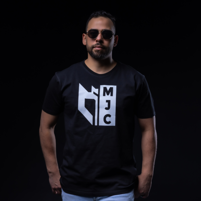 تي شيرت اسود